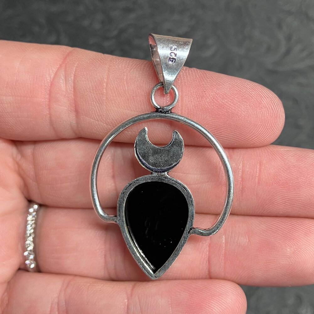 Black Chalcedony Onyx Crescent Moon Pendant Stone Crystal Jewelry - Picture 5 of 5